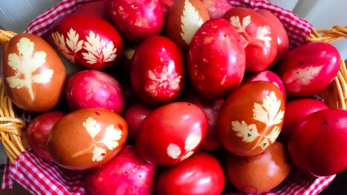 Cât se țin ouăle roșii în vopsea pentru o culoare uniformă. Așa nu vor fi pătate