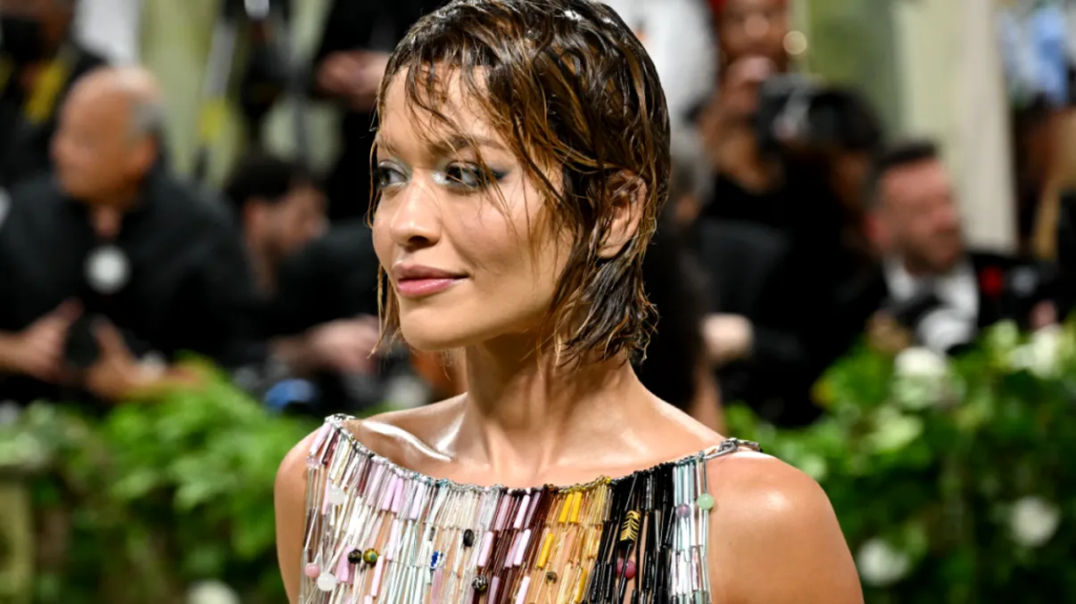 Celebra cântăreaţă care a apărut aşa pe covorul roşu. O mişcare în plus şi totul ieşea la iveală, a lăsat mulţimea fără cuvinte. Foto