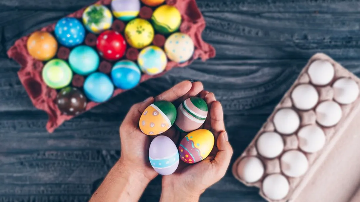 Cum faci cele mai spectaculoase ouă curcubeu de Paște. Metoda este foarte simplă și nu dă greș