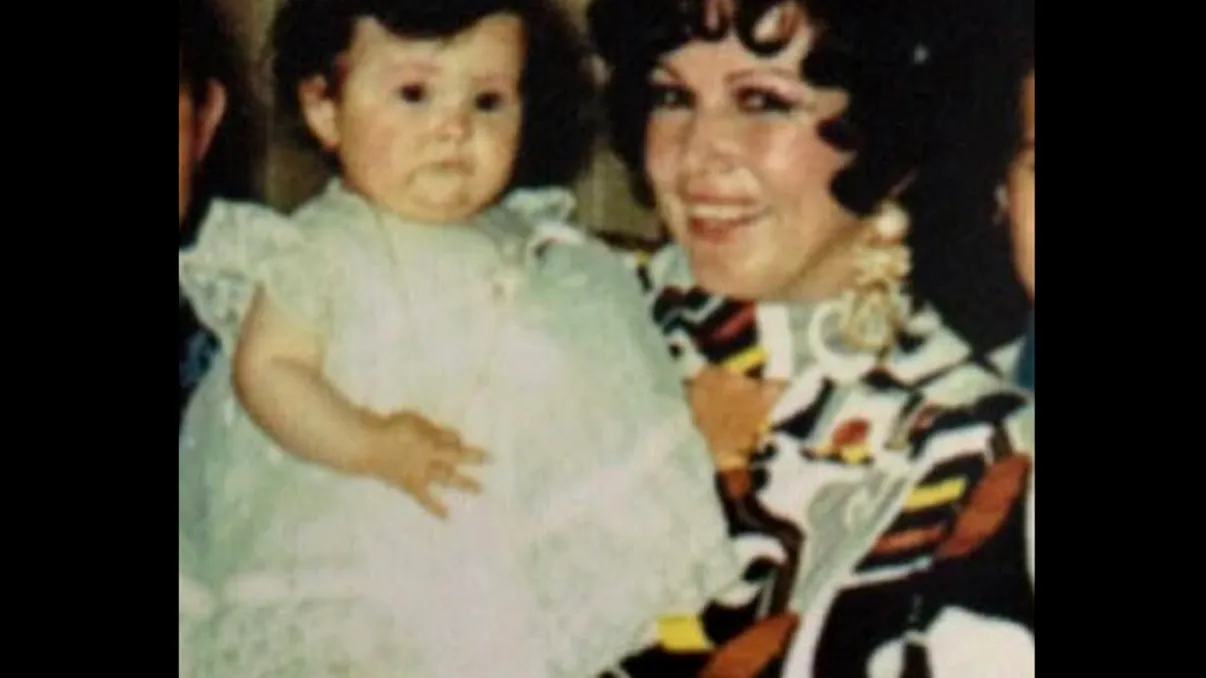 Fetița din imagine a ajuns adorată de milioane de români. Este greu să îţi dai seama cine este, are mare succes în muzică şi actorie