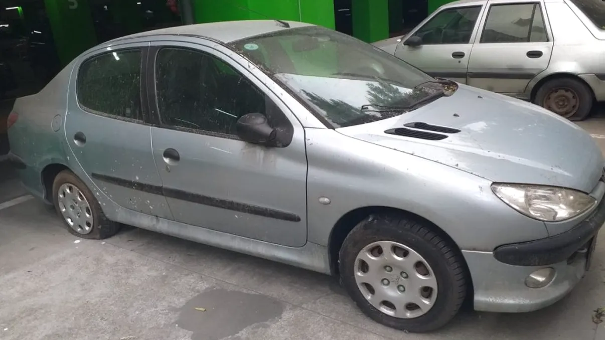 Mesajul lăsat în parbriz de un bucureştean care şi-a părăsit maşina într-o parcare subterană. Trecătorii se abţin să nu râdă