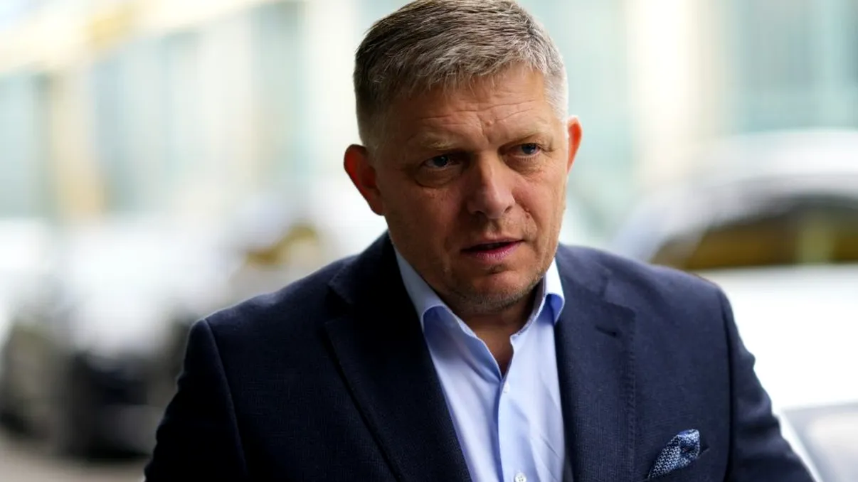 Momentul în care premierul Slovaciei este scos din mulţime, după ce a fost împuşcat! Robert Fico este târât de agenţii săi de pază