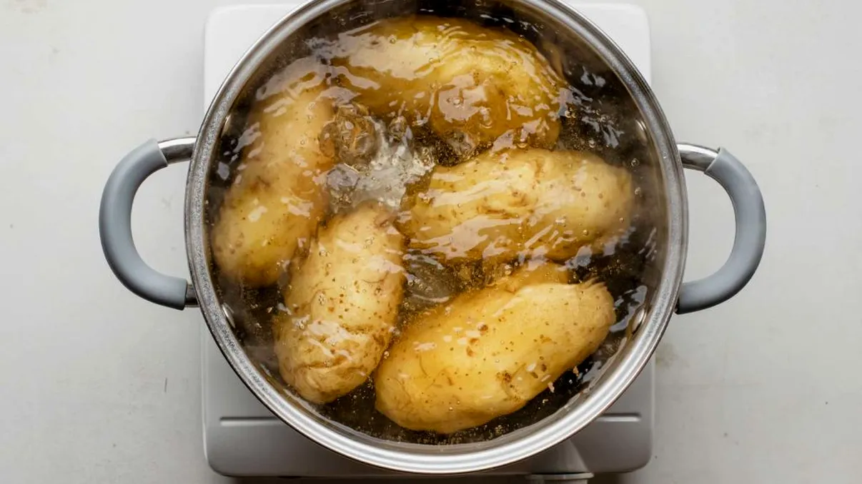 Spală-te pe față cu apa în care ai fiert cartofii. Va face minuni pentru tenul tău, iar efectele nu vor întârzia să apară