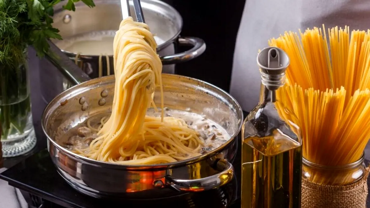 Toți cei care gătesc paste acasă trebuie să știe asta. Ce trebuie să pui neapărat peste ele după ce le servești în farfurie