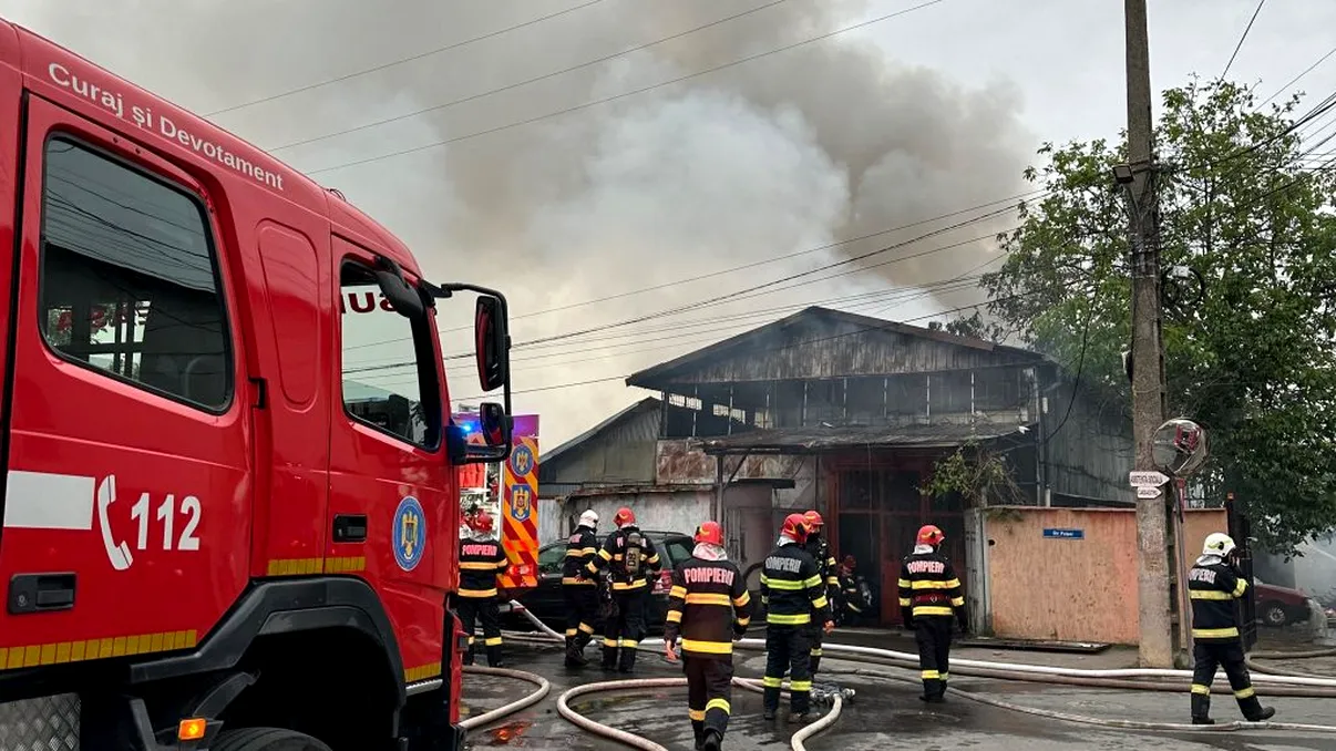 Incendiu puternic în Mogoşoaia. Pompierii intervin cu 8 autospeciale, de la ce ar fi pornit focul