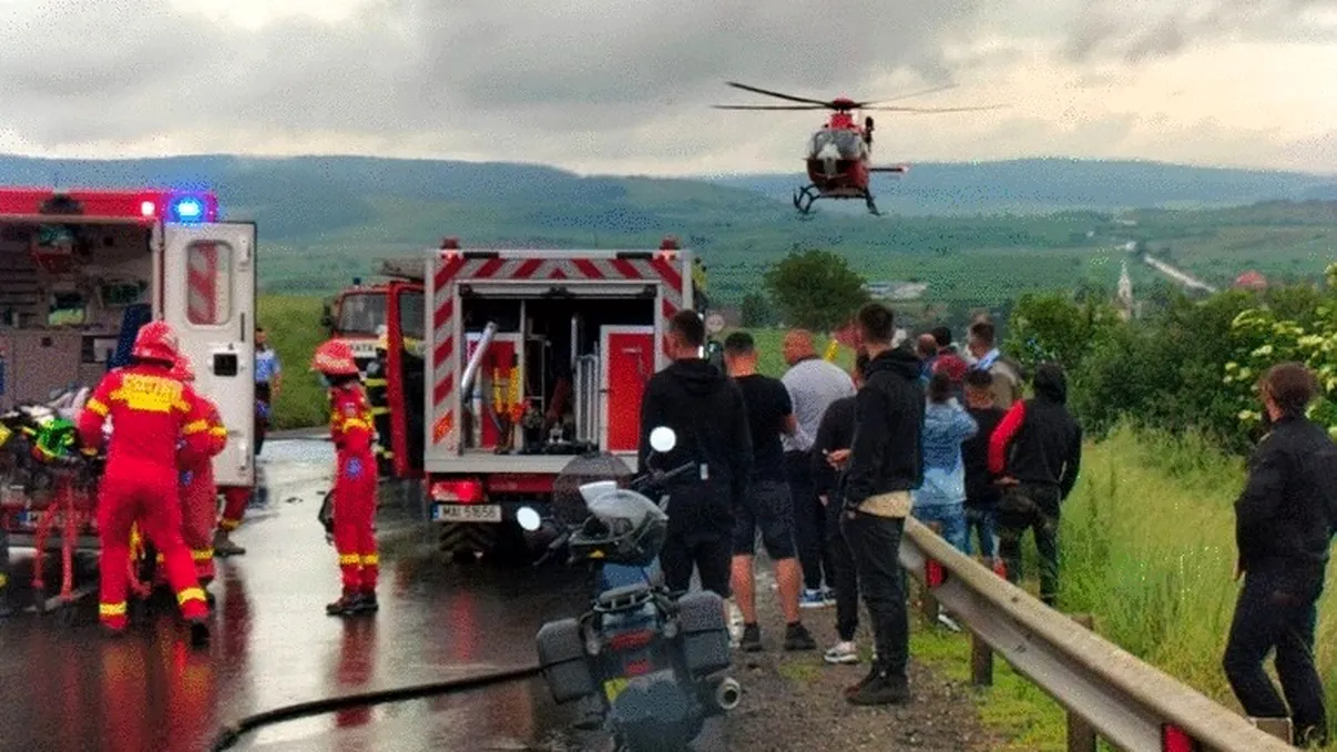 Accident între un autocar cu 57 de pasageri şi un autocamion, luni dimineață. E Plan Roșu de intervenție, primele imagini de la fața locului