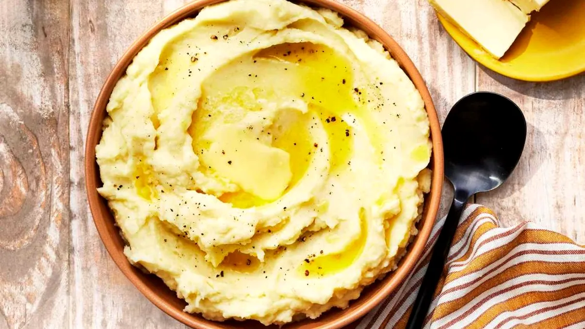 Ce fel de unt trebuie să adaugi în piure. Secretul care îi schimbă radical gustul, iese senzațional așa