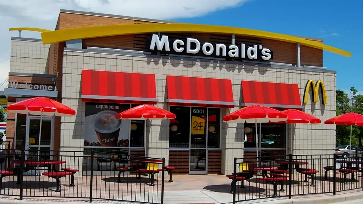 Clienților McDonald's nu le-a venit să creadă ce au primit când au comandat cu ajutorul AI. Compania a renunțat imediat la inteligența artificială