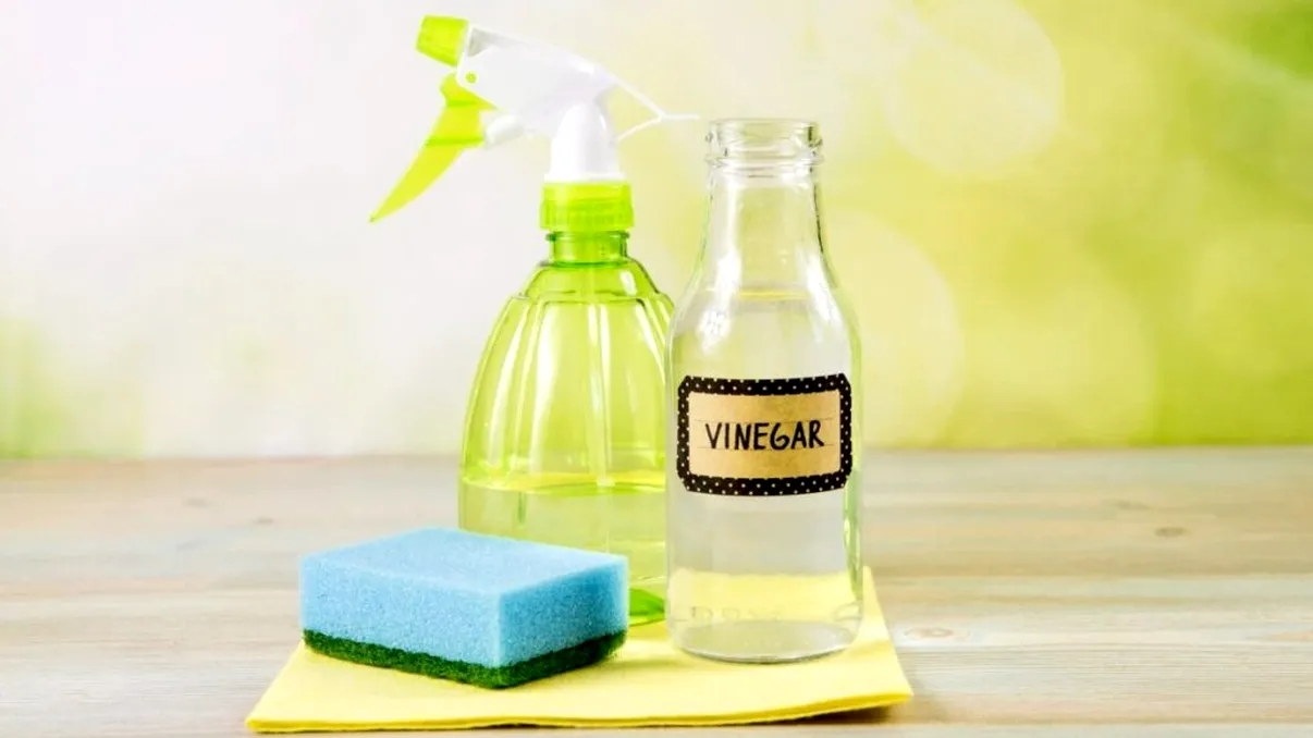 Oțetul alb, cum să-l folosești corect la treburile casnice. Cu ce ingredient să-l combini pentru cele mai bune rezultate