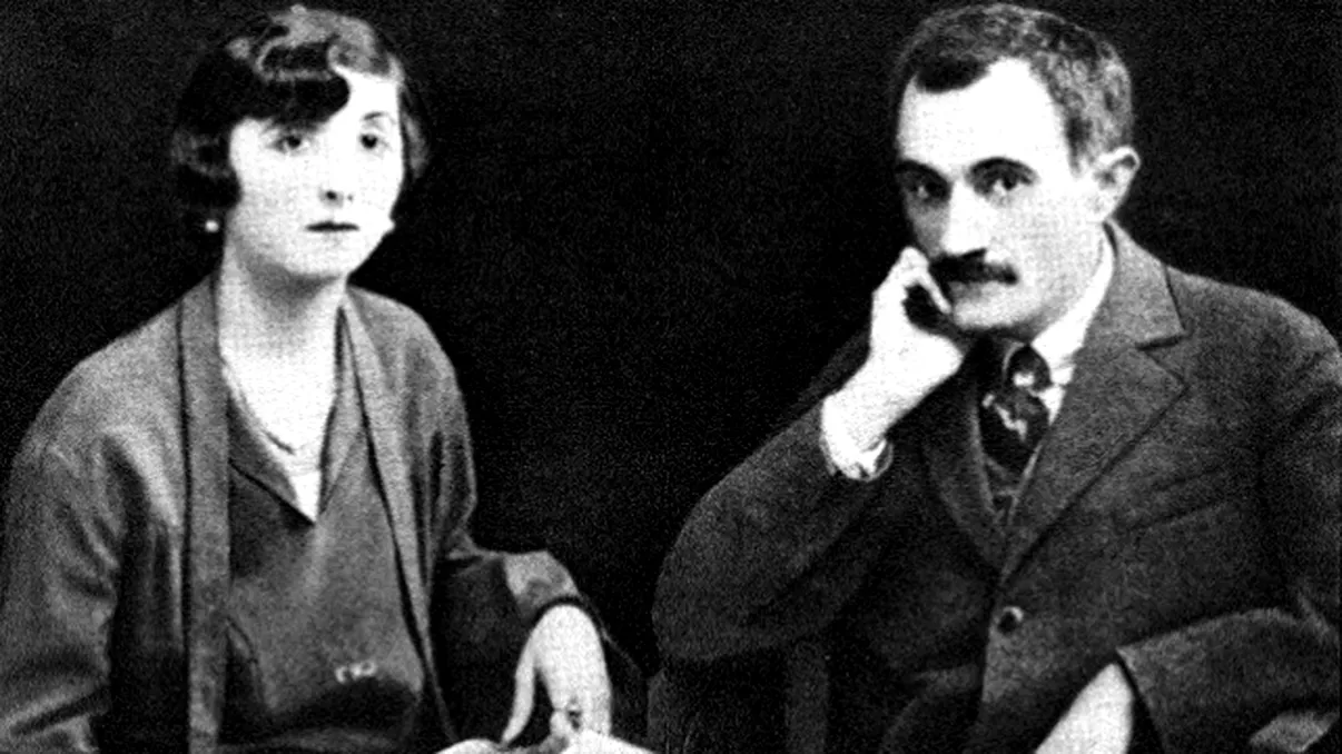 Tânărul timid din imagine a schimbat România. Toți elevii îl învață pentru BAC, îți dai seama cine e?