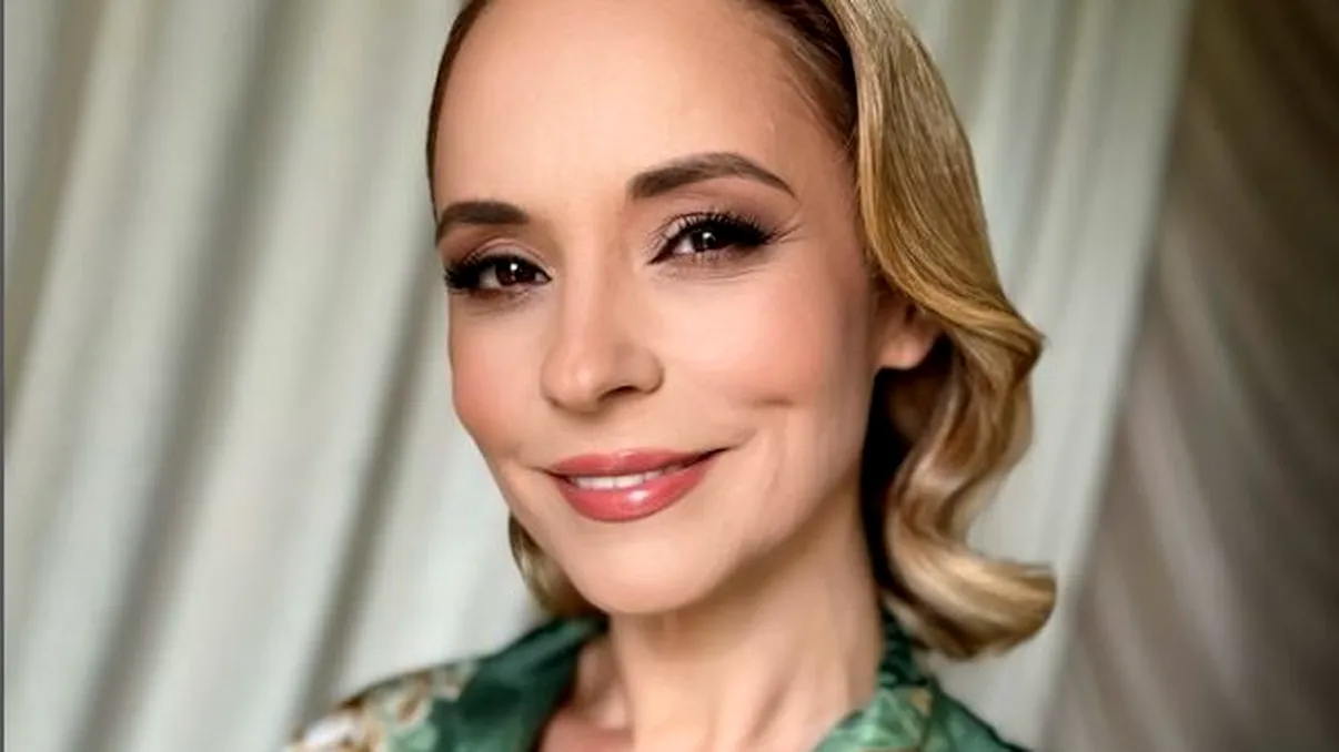 Andreea Marin, apariție de gală într-o ținută îndrăzneață. Crăpătura adâncă a scos în evidență un detaliu uluitor