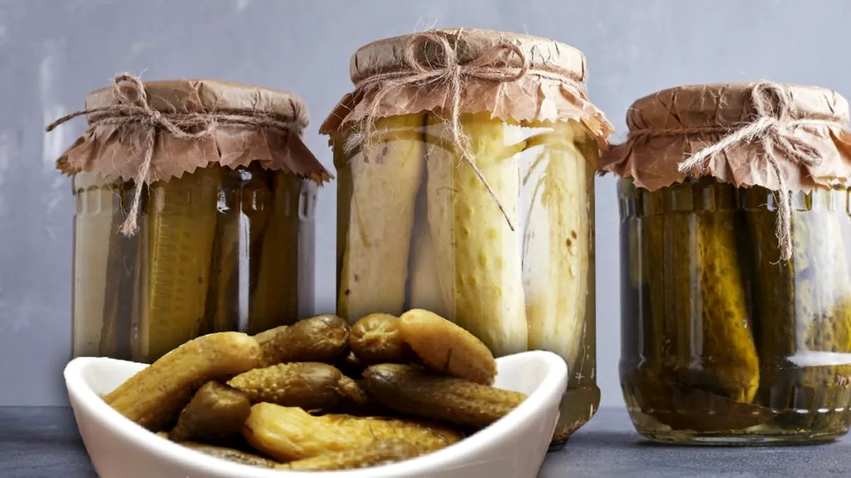 Cum obții cei mai crocanți castraveți murați la borcan. Pașii pe care să-i respecți ca să nu se înmoaie deloc