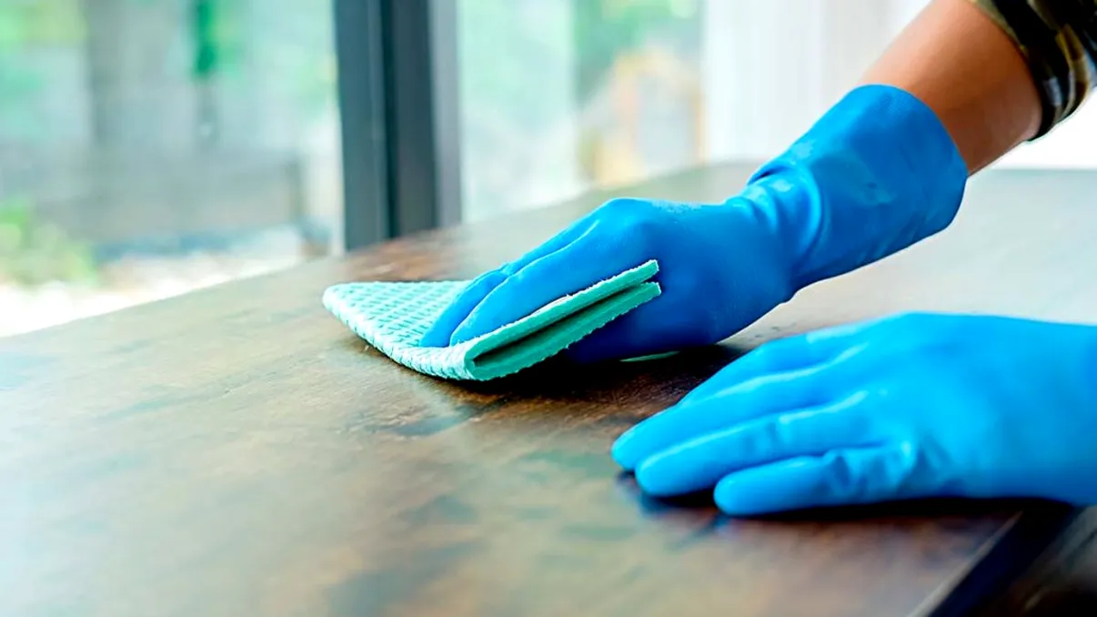 Uită de Pronto! Cu ce să ștergi praful ca să nu se mai depună pe mobilă. Spray natural simplu de făcut, parfumează toată casa