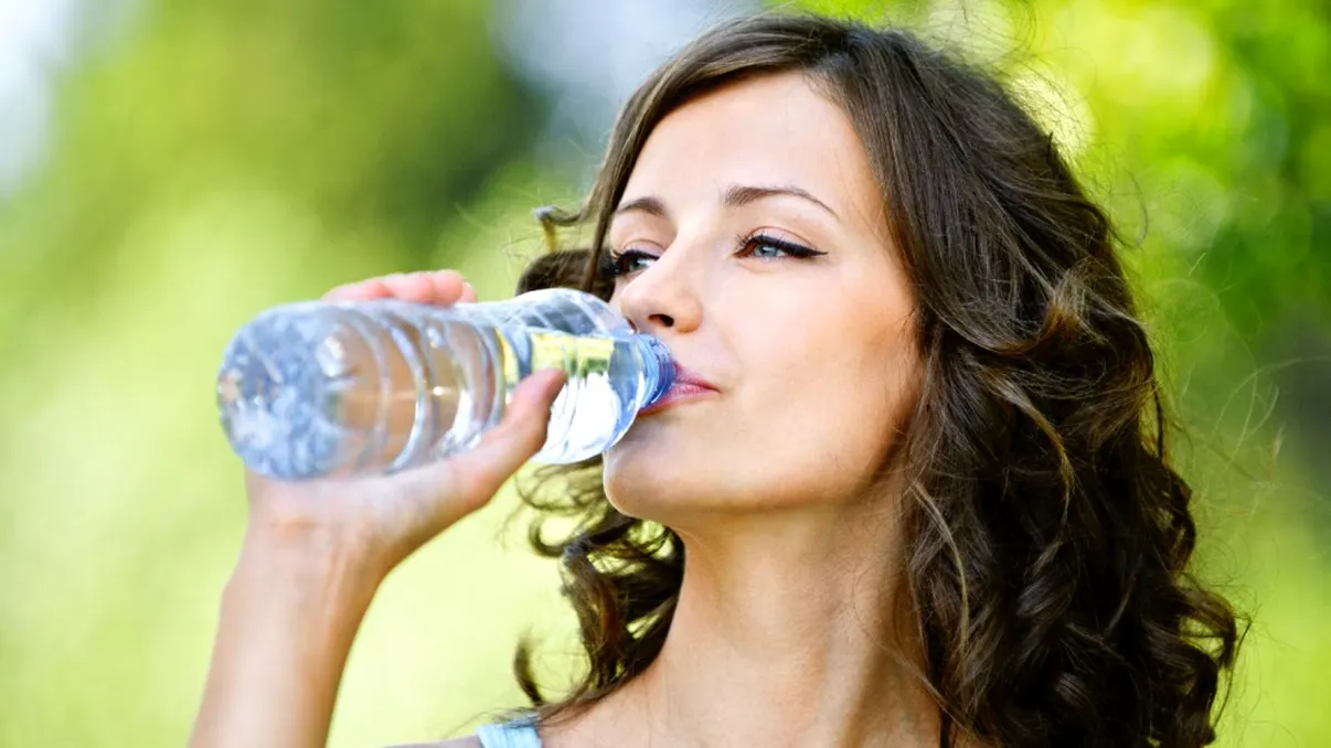 Asta e apa recomandată de medici să o bem vara: „La temperatura camerei sau ușor mai rece”