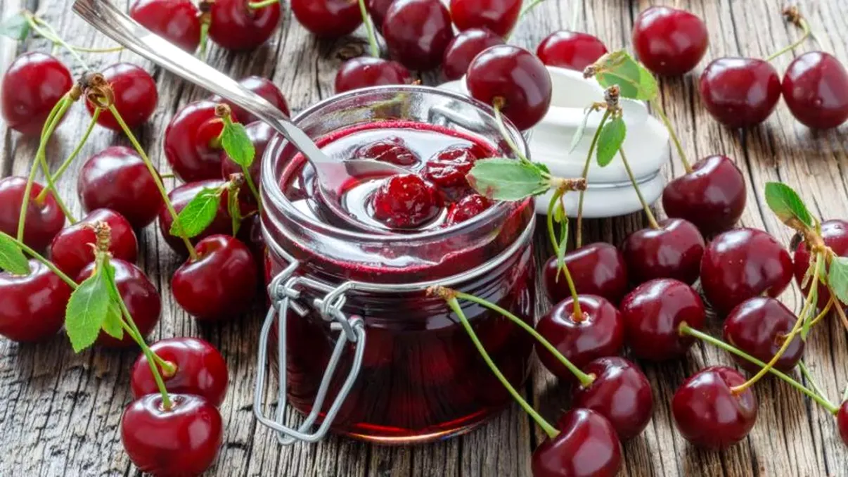 Când se pune lămâia în dulceața de vișine. Așa știi sigur că nu face mucegai în borcane