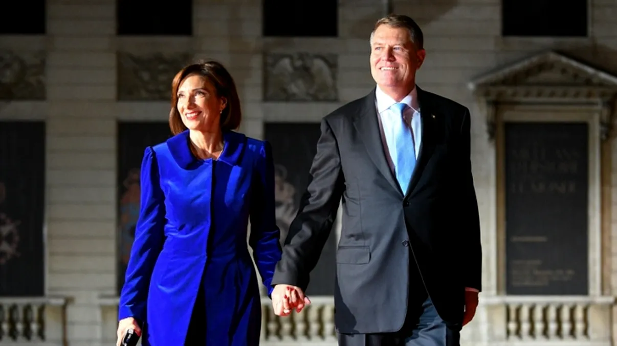 Cât a costat ținuta purtată de Carmen Iohannis în Paris, înainte de Jocurile Olimpice? Geanta e mai scumpă decât rochia