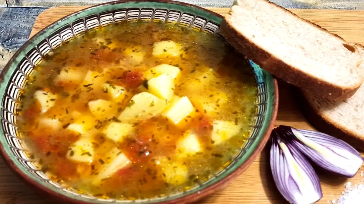 Ce adaugă gospodinele din Moldova în ciorbă, înainte să stingă focul. Ingredientul de la final o face delicioasă