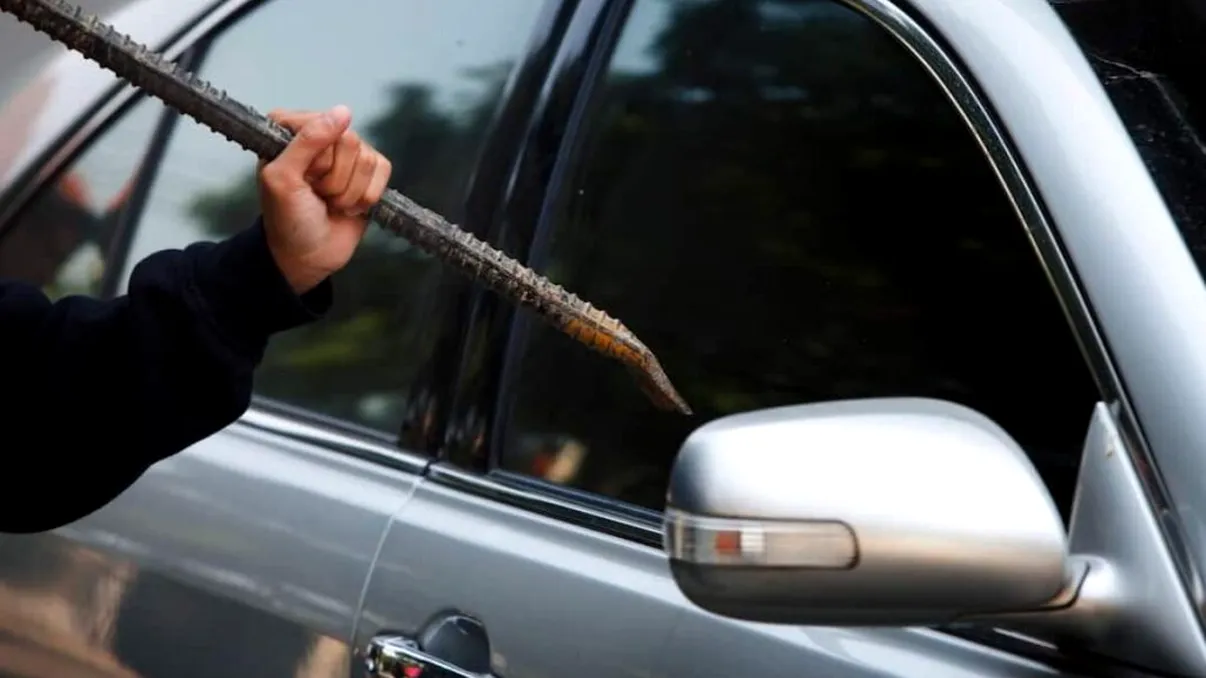 Ce trebuie să faci dacă rămâi fără acte în vacanță. Românii, revoltați de cum li se fură mașinile în insulele din Grecia