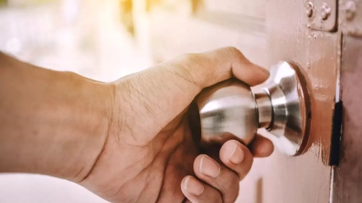 Cu ce se curăță, de fapt, clanțele ușilor din casă. Așa le vei dezinfecta rapid