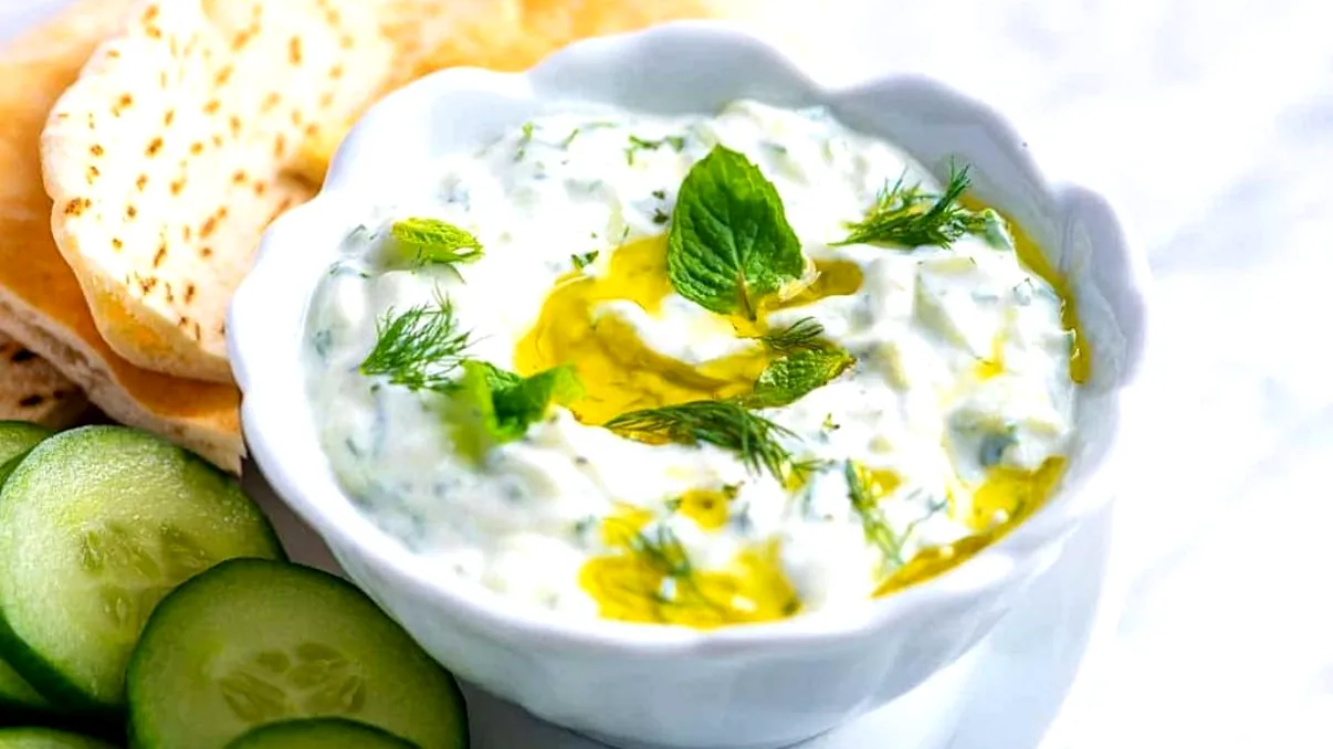 Cu ce stropesc grecii sosul tzatziki la final. Secretul care face toată diferența, gustul devine demențial