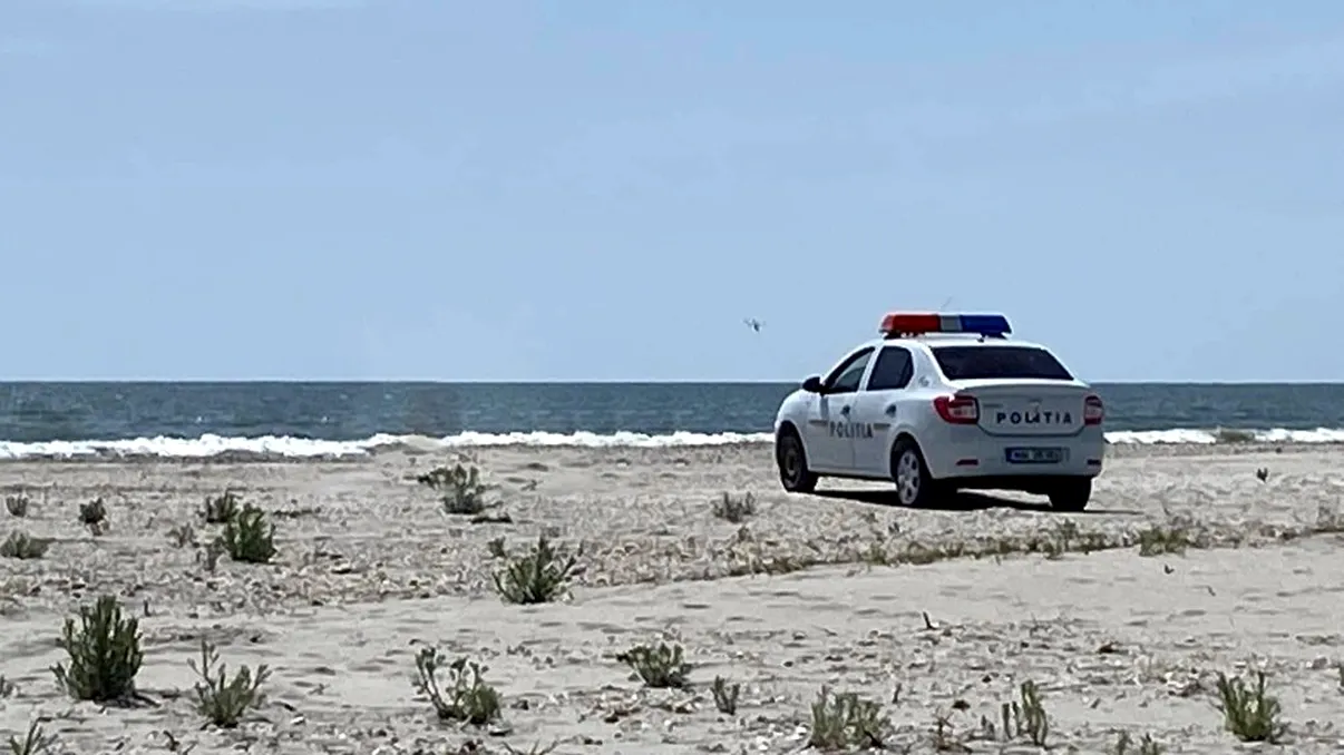 Imaginile momentului pe internet! Un șofer de pe litoral și-a „parcat” mașina direct pe malul mării: „Dă-i, tată, dă-i!”