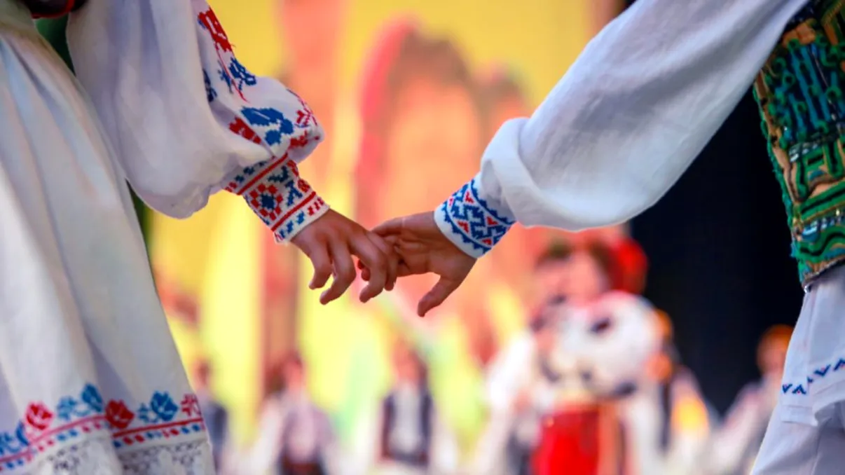 Obiceiul care nu lipsește de la nicio nuntă românească. De unde au pornit cele mai stranii tradiții