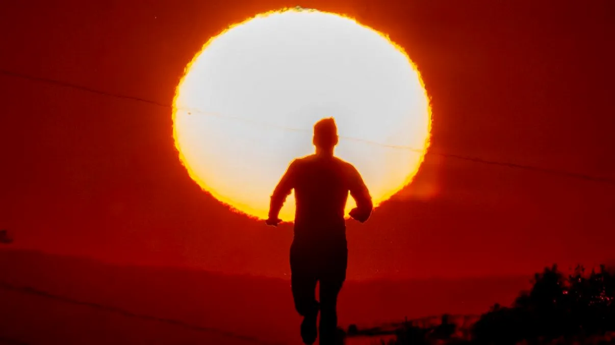 S-a prelungit codul roșu de caniculă în România. Alertă de explozii solare în cascadă, zonele afectate