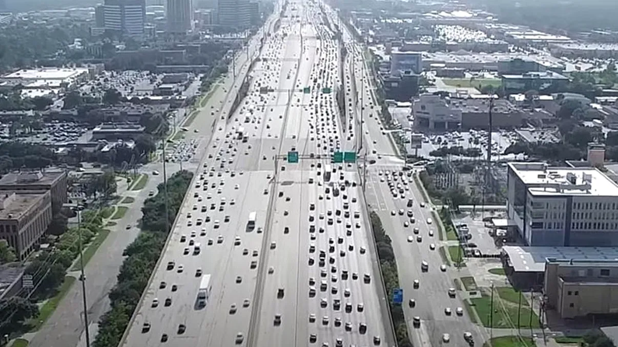 Singura autostradă din lume care are 26 de benzi de circulație pe un singur sens. Este cu adevărat spectaculoasă, unde se află VIDEO
