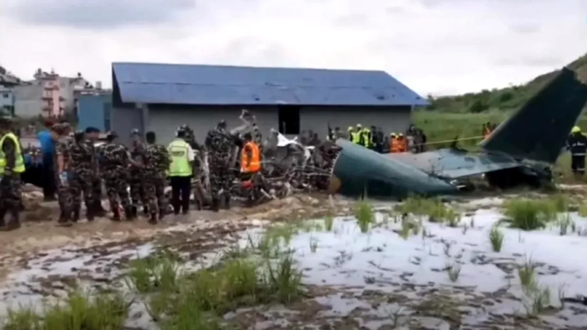 Tragedie în Nepal. Un avion a luat foc la scurt timp după decolare. Pilotul, singurul supraviețuitor, 18 persoane au murit