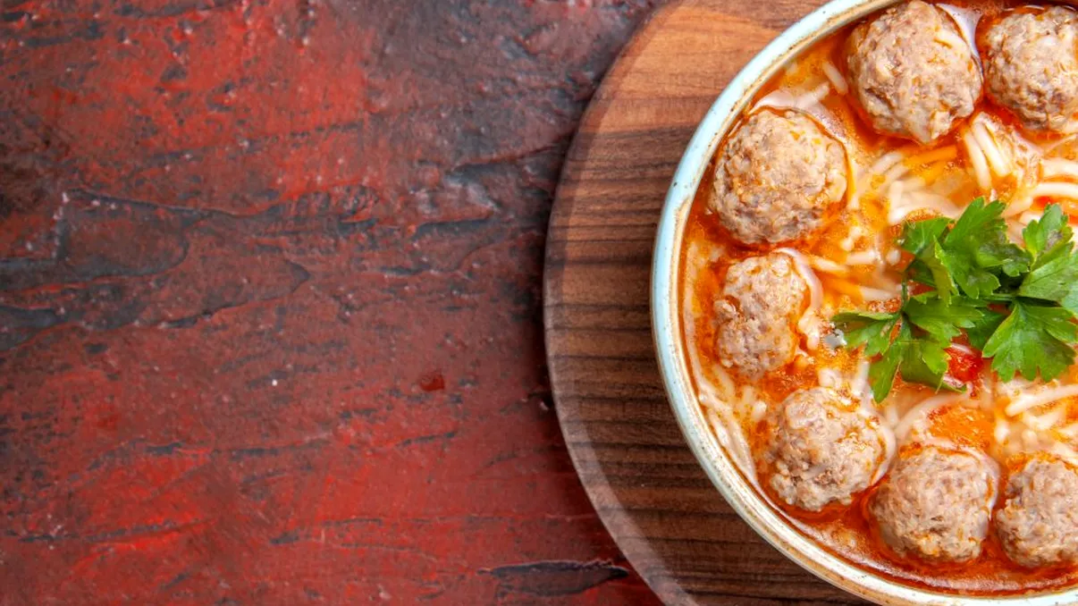 Trucurile care dau un gust deosebit ciorbei de perișoare. Pe multe sigur nu le știai