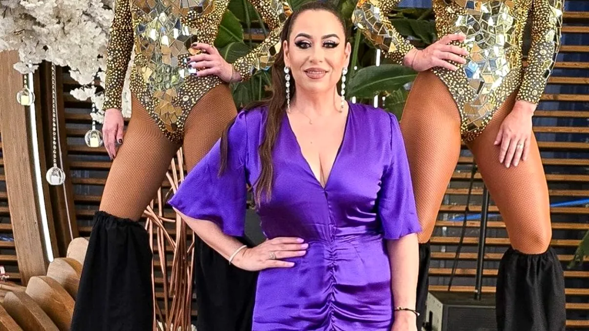 Cum a apărut Oana Roman la nunta Andei Adam. Rochia decupată a vedetei i-a lăsat pe toți mască