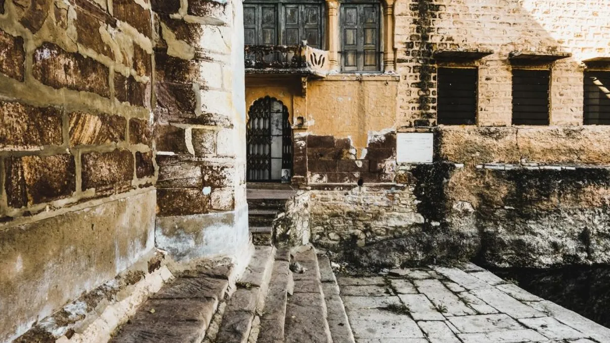 Orașul cu aerul unei stațiuni unde apartamentele s-au vândut cu 1 leu. Acum a ajuns pustiu, românii s-au săturat de el