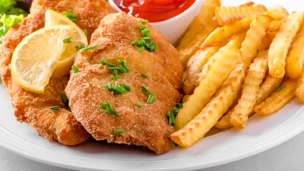 Ce să pui în tigaie înainte de a prăji șnițelele. Ies mult mai gustoase și pufoase cu acest ingredient