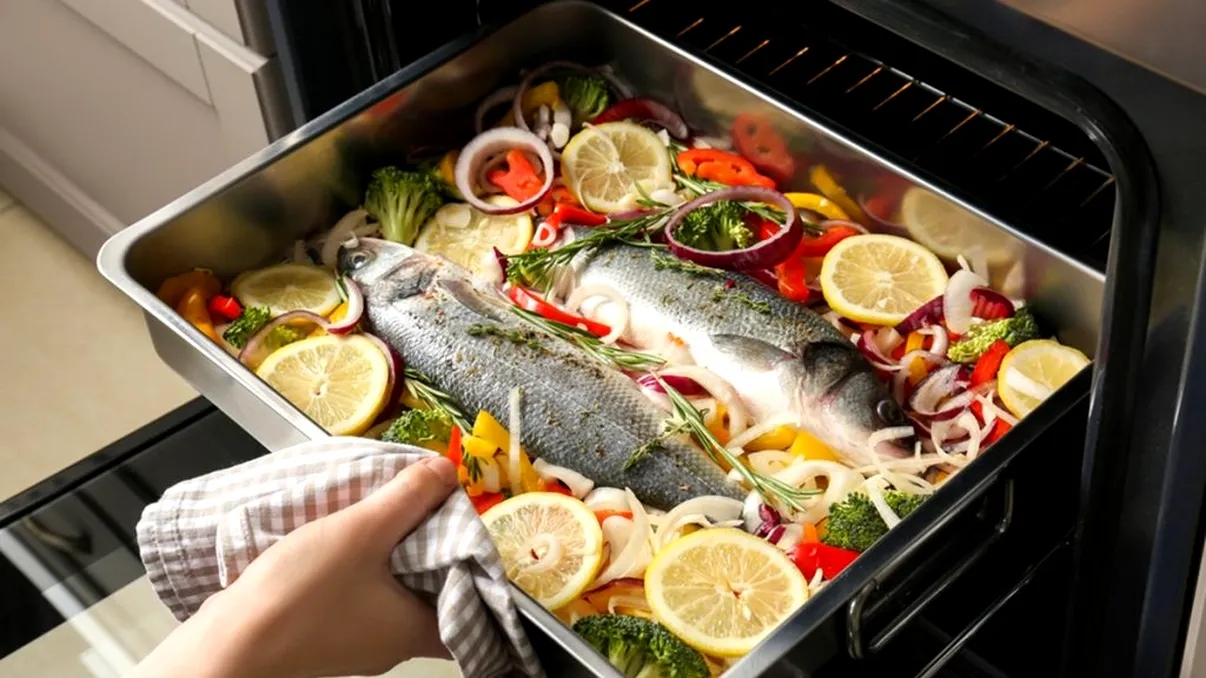 Cu ce să ungi peștele înainte de a-l băga la cuptor. Se va topi în gură, așa nu se mai prinde de tavă