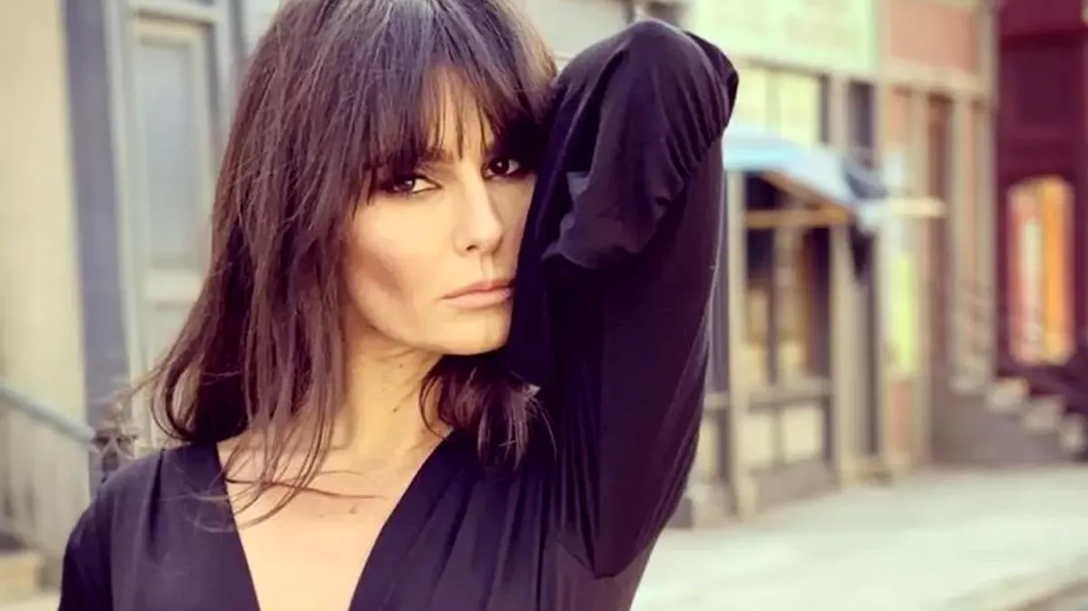 Dana Budeanu, ravisantă într-o ținută inedită. Cum s-a lăsat fotografiată lângă piscină FOTO