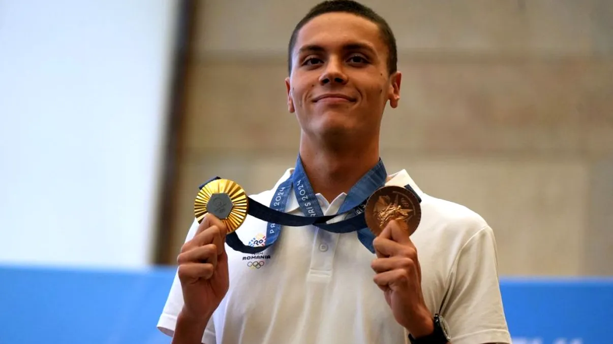 David Popovici a revenit în România, dar nu a fost întâmpinat de niciun oficial al Guvernului: “Două bucăți de metal foarte grele”