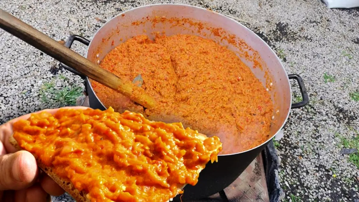 Formula secretă a bucătarilor pentru cea mai gustoasă zacuscă de vinete. Ce pun la final, cât încă e fierbinte