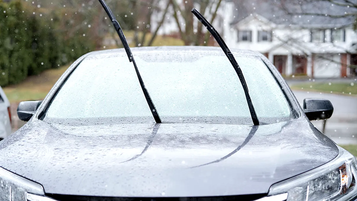 Gestul pentru care riști amendă în 2024. Prea puțini șoferi știu legea, ce probleme poți avea dacă găsești ridicate ștergătoarele de la parbriz