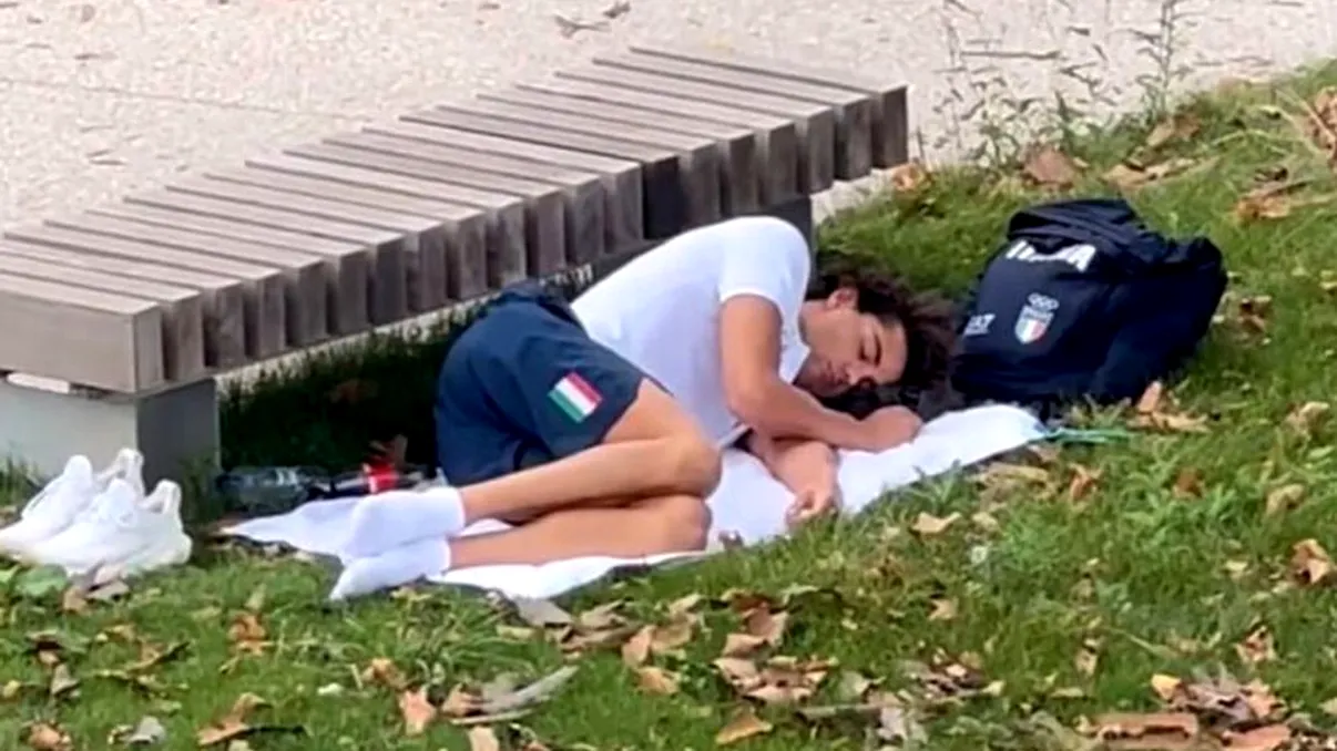Imaginile cu campionul olimpic Thomas Ceccon fac înconjurul lumii. Înotătorul a preferat să doarmă pe jos într-un parc din Paris decât să stea în Satul Olimpic
