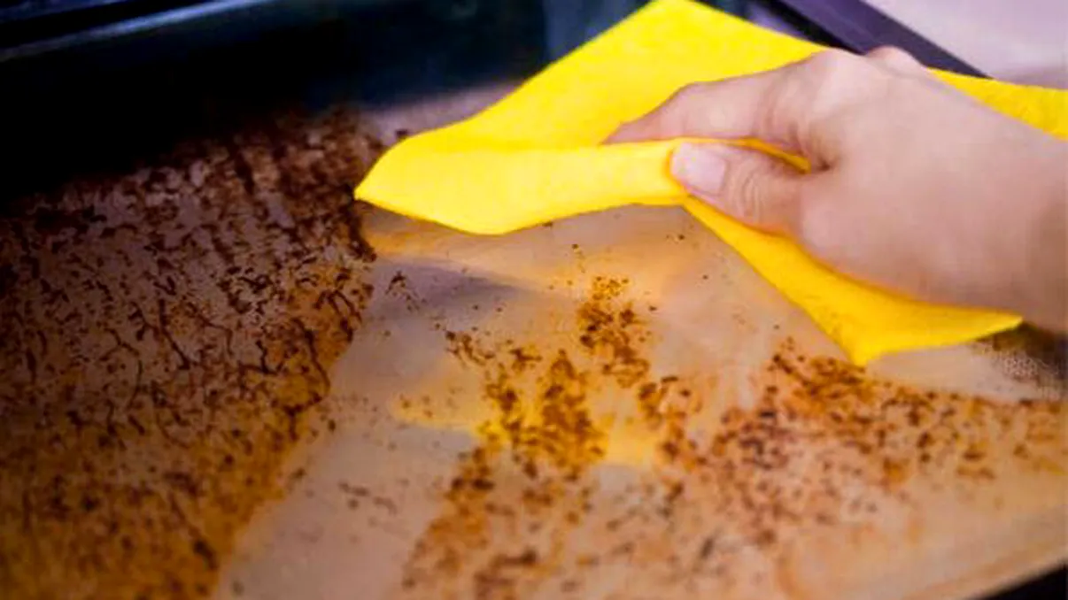 Ingredientul banal din bucătărie care curăță instant grăsimea de pe geamul cuptorului. Va fi curat ca lacrima în doar câteva minute