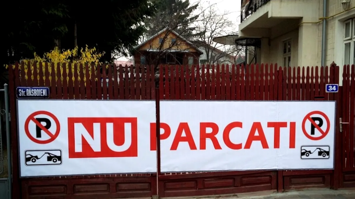 Legea e clară. Ai voie să pui semn cu parcarea interzisă pe gard, pentru a avertiza șoferii să nu parcheze pe trotuarul din fața casei