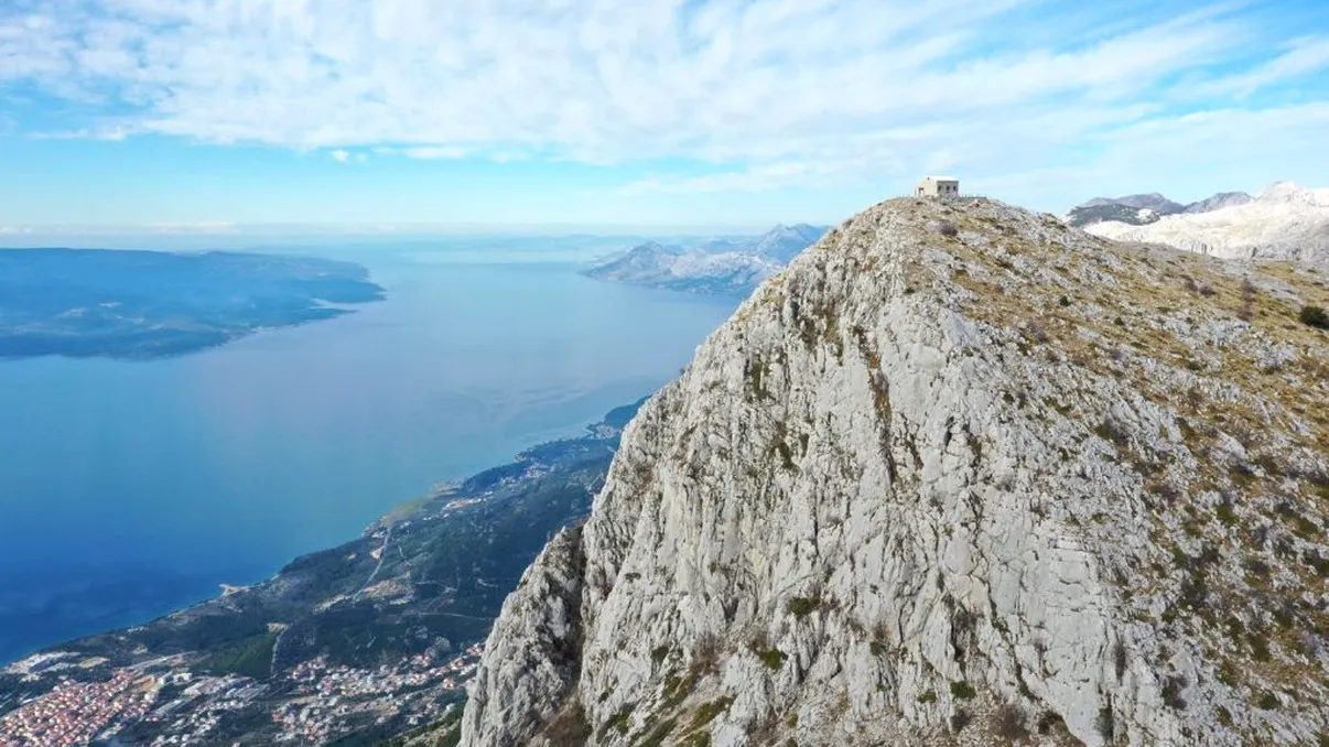 Locul spectaculos, care îți dă fiori. Pășești în gol la 1200 de metri. Peisajul însă este unul ireal de frumos