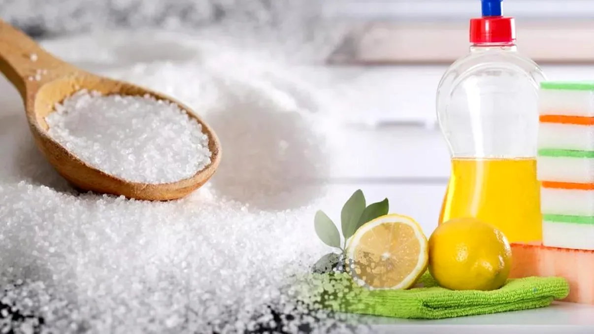 Motivul inteligent pentru care să pui sare în detergentul de spălat vase. Curăță în profunzime într-un timp record!