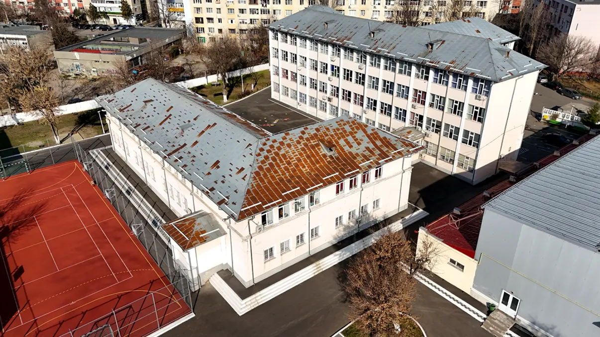 ”A veni și poliția, nu știm unde să ducem copiii!” Școala gimnazială din Capitală în care elevii încă nu au fost aleși pentru noul an școlar. Părinții sunt revoltați