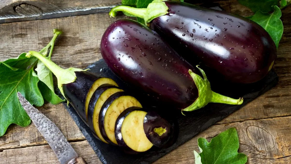 Cât a ajuns să coste kilogramul de vinete în magazin: “La așa preț, adio salată de vinete!” Multe gospodine nu-și mai permit să le cumpere