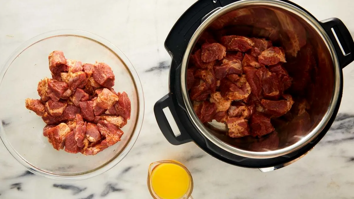 Cât trebuie să ții carnea de porc la oală sub presiune. Secrete ca să iasă fragedă și delicioasă