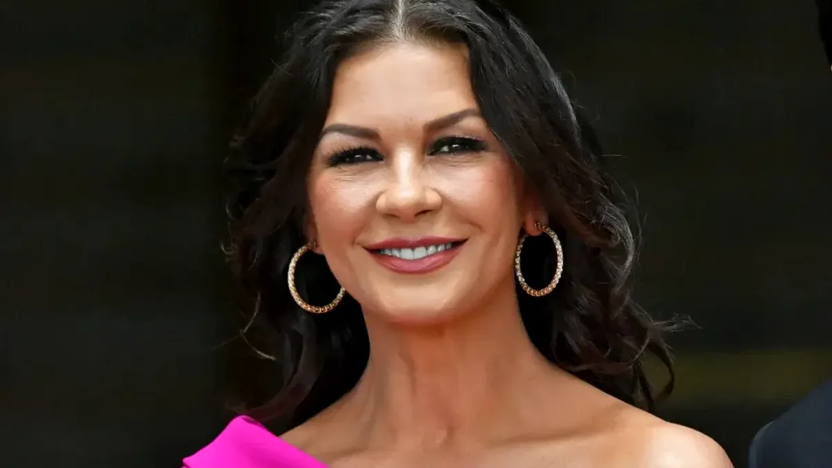 Catherine Zeta-Jones a pus internetul pe jar la 55 de ani. Puține vedete de la Hollywood au curajul ei: “În costumul de la naștere”