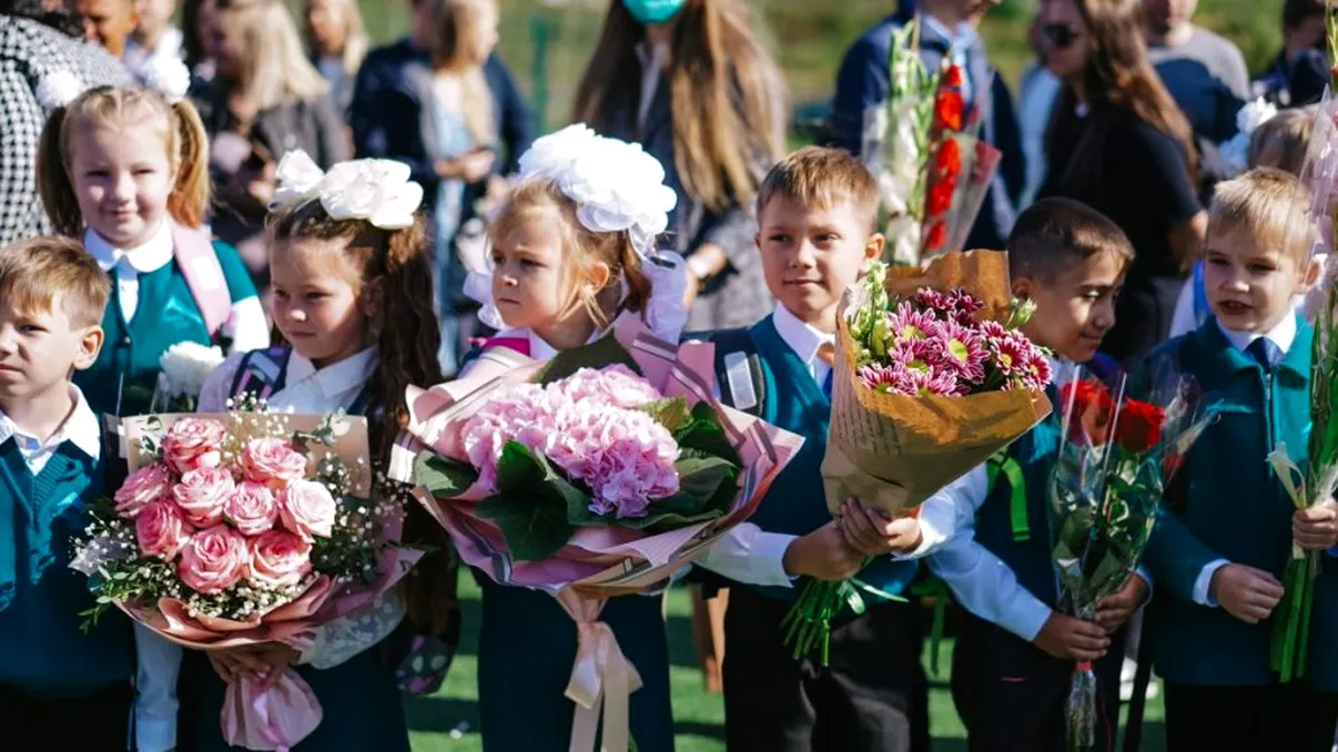 Ce cadou să-i cumperi profesoarei la început de an școlar. Unii elevi nu se rezumă la un simplu buchet de flori