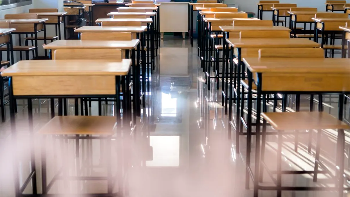 Cum au implementat școlile “sala de detenție”: “Directorii nu vor să aibă probleme cu părinții”. Unii elevi sunt duși în cancelarie, alții la consilier