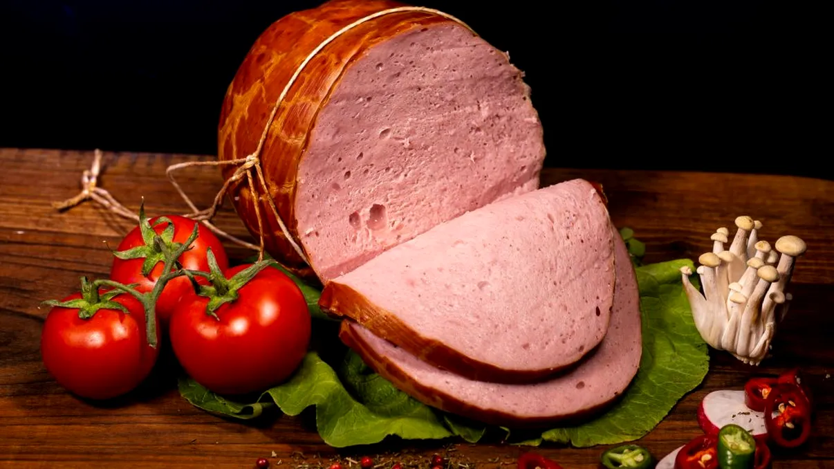 Din ce este făcut parizerul de pasăre din LIDL, Auchan, Kaufland sau Profi. Câtă carne conține, de fapt, mulți români habar n-au ce mănâncă